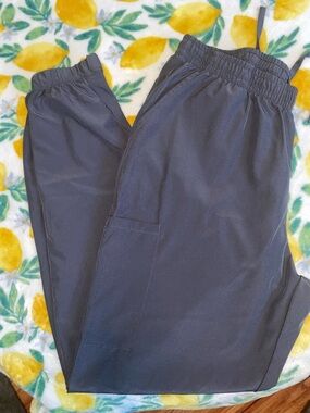 Elastic-Waist Scrub Pants in Charcoal Gray - Women